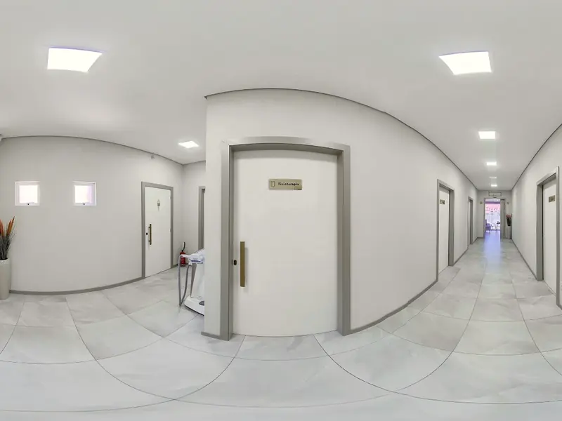 Corredor claro com as portas dos consultórios