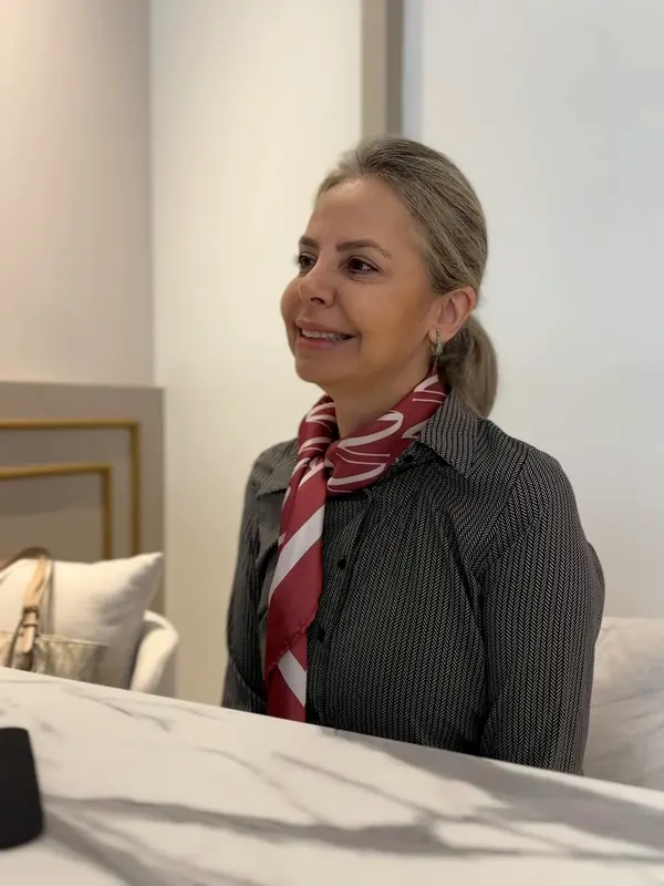Paciente sorrindo no consultório
