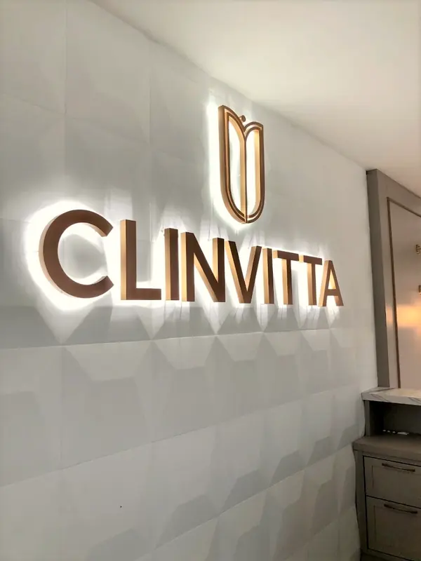 Letreiro iluminado da Clinvitta na recepção