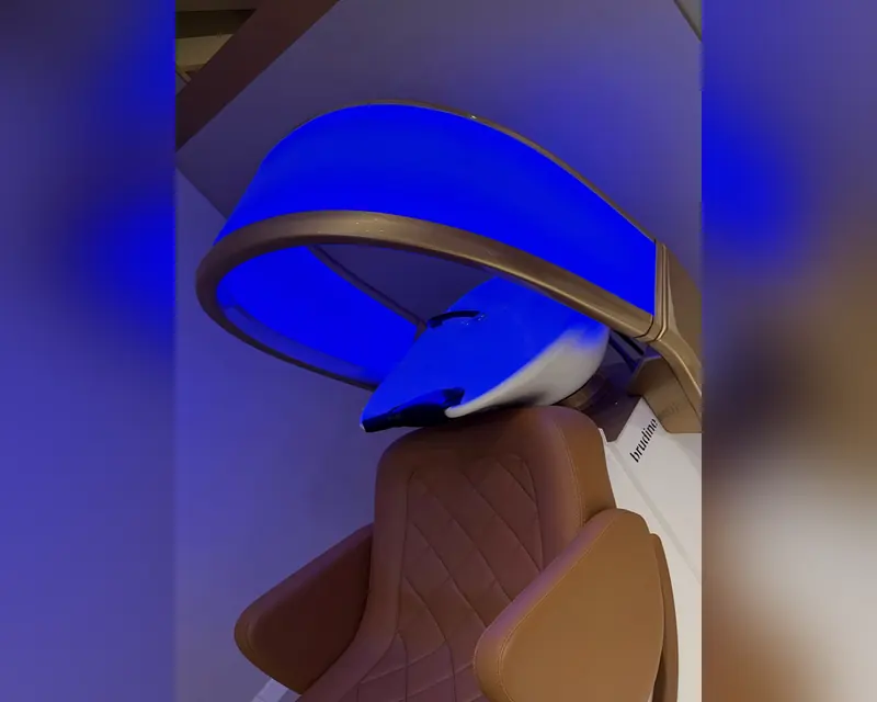 Poltrona do lavatório com o equipamento de terapia com LED azul